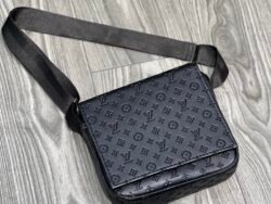 Sacoche facteur LV gravé moy (noir)